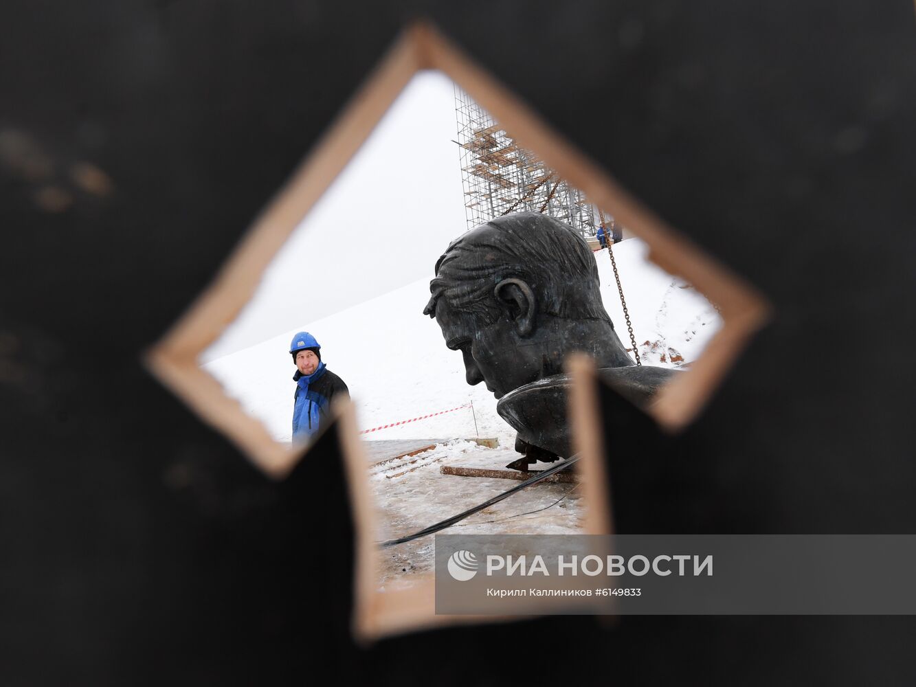 Установка центральной фигуры Ржевского мемориала