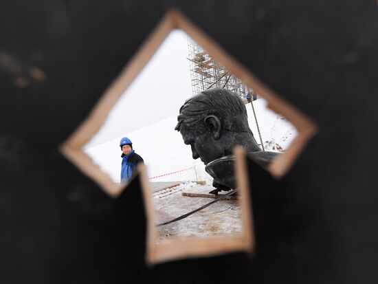 Установка центральной фигуры Ржевского мемориала