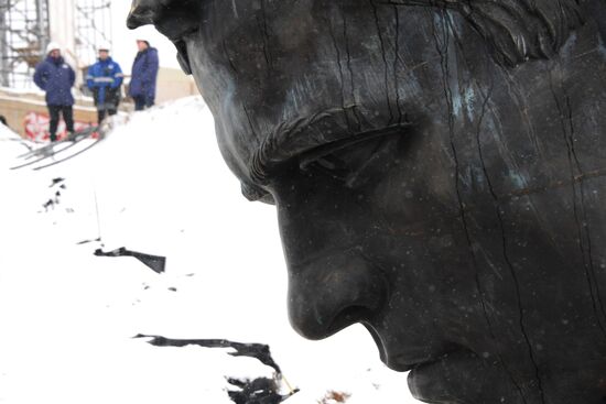 Установка центральной фигуры Ржевского мемориала