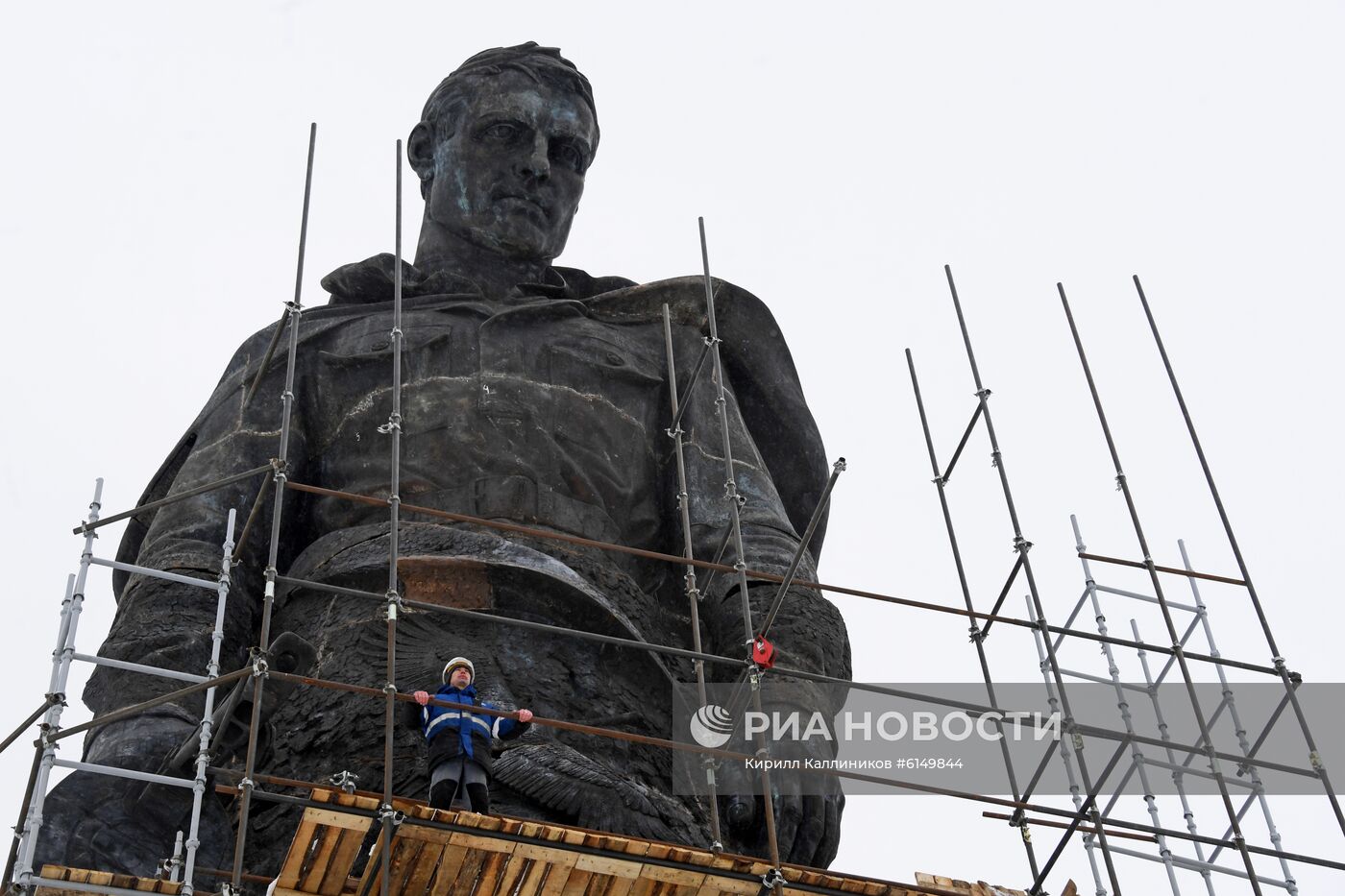 Установка центральной фигуры Ржевского мемориала