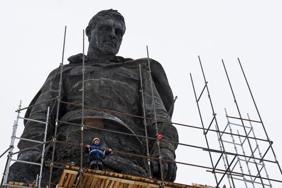 Установка центральной фигуры Ржевского мемориала