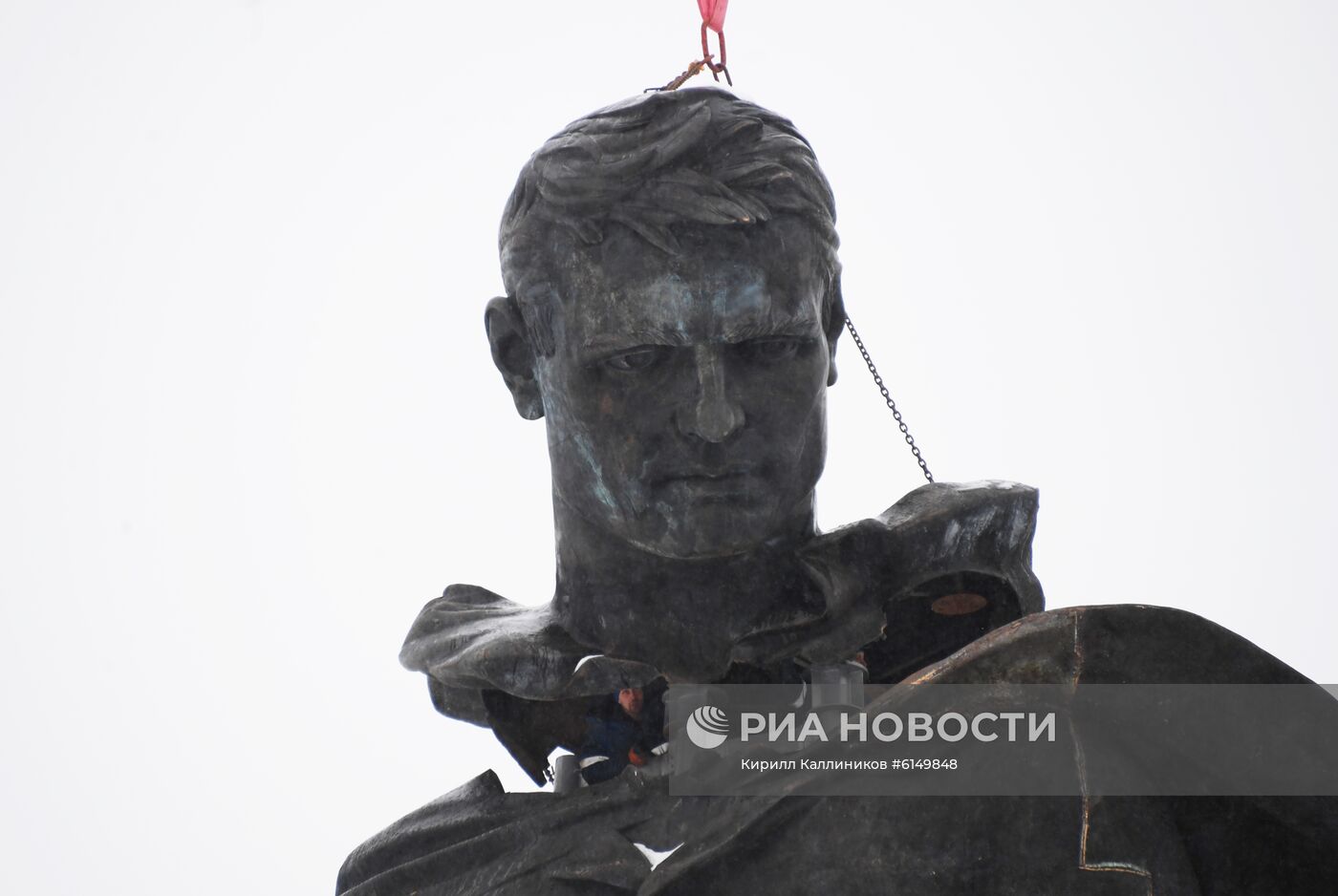 Установка центральной фигуры Ржевского мемориала