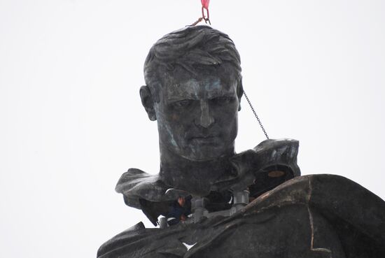 Установка центральной фигуры Ржевского мемориала