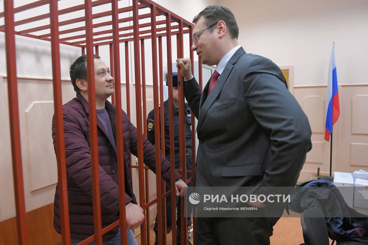 Избрание меры пресечения бывшим полицейским по делу И. Голунова