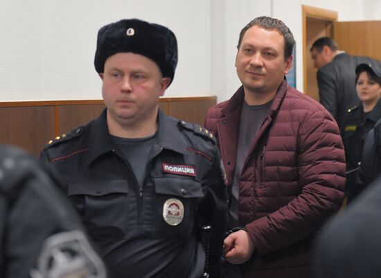 Избрание меры пресечения бывшим полицейским по делу И. Голунова