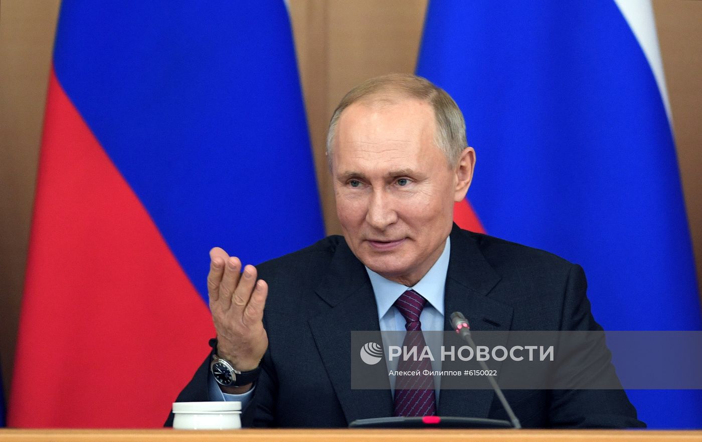 Президент РФ В. Путин провел заседание Совета по развитию местного самоуправления