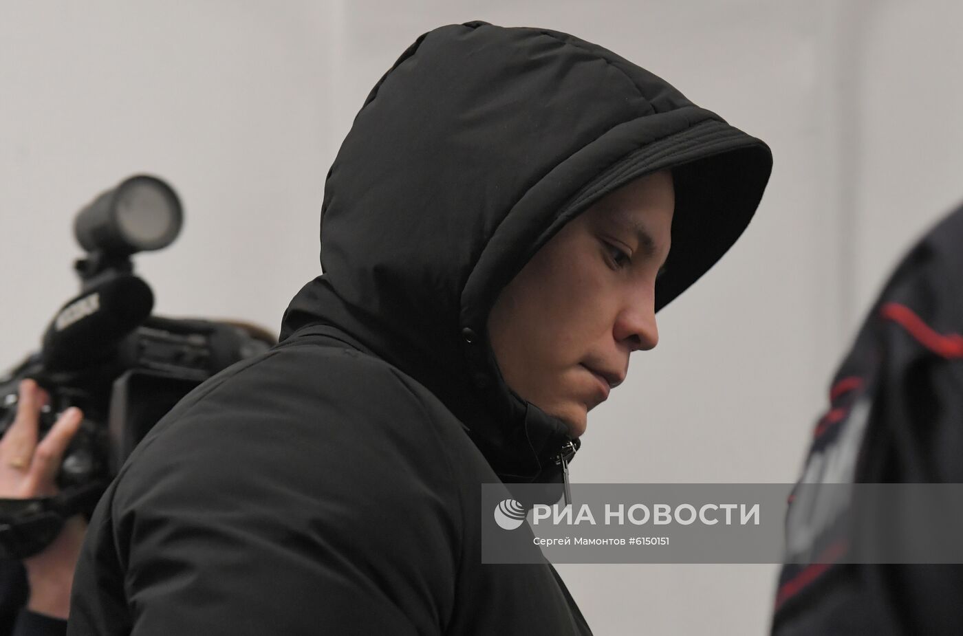 Избрание меры пресечения бывшим полицейским по делу И. Голунова