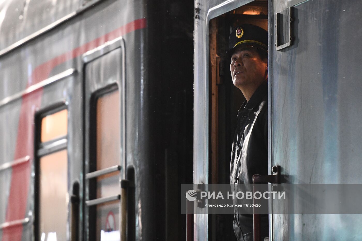 Проводник поезда в вагоне пассажирского поезда №4 Москва-Пекин на перроне станции "Новосибирск-Главный" в Новосибирске. Пресс-служба ОАО "РЖД" сообщила о приостановке с 31 января до 1 марта 2020 года движения пассажирских поездов через пункты пропуска на границе с Китаем с сохранением железнодорожного сообщения на маршруте Москва – Пекин. Место: Россия, Новосибирск. Автор: Александр Кряжев/РИА Новости. Ж/д сообщение между Россией и Китаем ограничили одним поездом