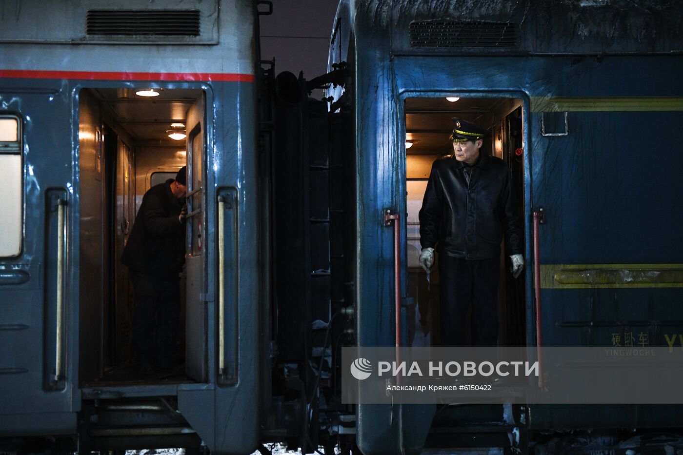 Проводник поезда в вагоне пассажирского поезда №4 Москва-Пекин на перроне станции "Новосибирск-Главный" в Новосибирске. Пресс-служба ОАО "РЖД" сообщила о приостановке с 31 января до 1 марта 2020 года движения пассажирских поездов через пункты пропуска на границе с Китаем с сохранением железнодорожного сообщения на маршруте Москва – Пекин. Место: Россия, Новосибирск. Автор: Александр Кряжев/РИА Новости. Ж/д сообщение между Россией и Китаем ограничили одним поездом