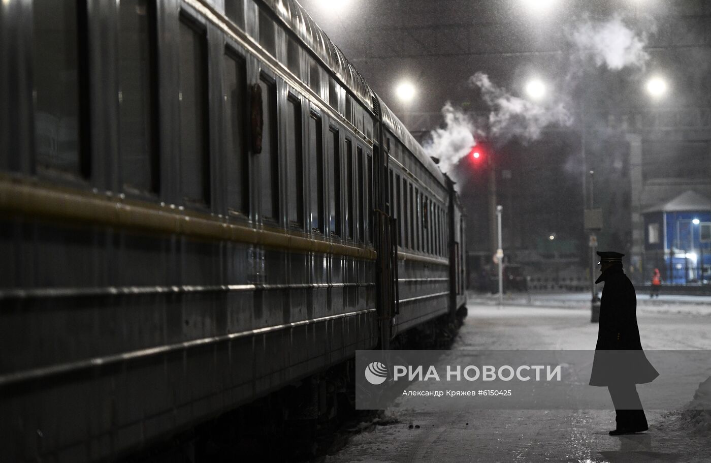 Проводник поезда на перроне возле пассажирского поезда №4 Москва-Пекин на перроне станции "Новосибирск-Главный" в Новосибирске. Пресс-служба ОАО "РЖД" сообщила о приостановке с 31 января до 1 марта 2020 года движения пассажирских поездов через пункты пропуска на границе с Китаем с сохранением железнодорожного сообщения на маршруте Москва – Пекин. Место: Россия, Новосибирск. Автор: Александр Кряжев/РИА Новости. Ж/д сообщение между Россией и Китаем ограничили одним поездом