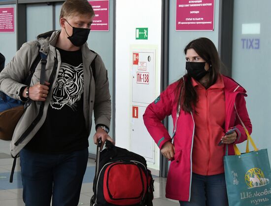 Туристы в аэропорту Владивостока