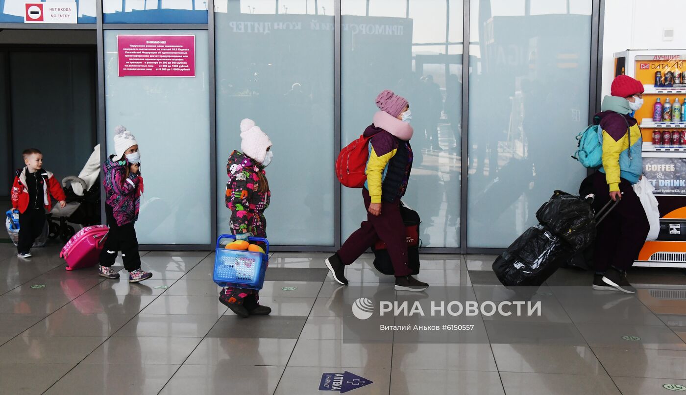 Туристы в аэропорту Владивостока
