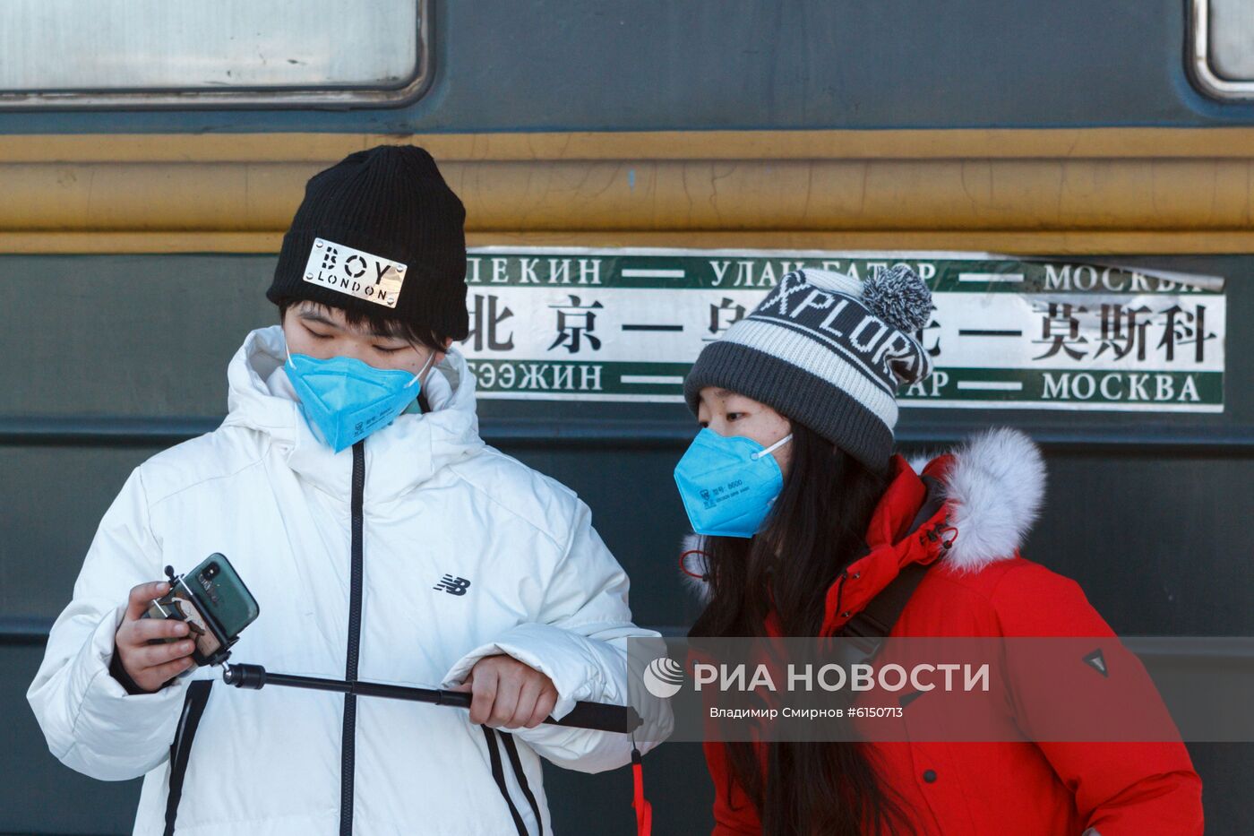Пассажиры поезда Пекин - Москва на железнодорожном вокзале Иркутск-Пассажирский. Пресс-служба ОАО "РЖД" сообщила о приостановке с 31 января до 1 марта 2020 года движения пассажирских поездов через отдельные пункты пропуска на границе с Китаем с сохранением железнодорожного сообщения на маршруте Москва - Пекин в связи со вспышкой коронавируса. Место: Россия, Иркутск. Автор: Владимир Смирнов/РИА Новости. Ж/д сообщение между Россией и Китаем ограничили одним поездом