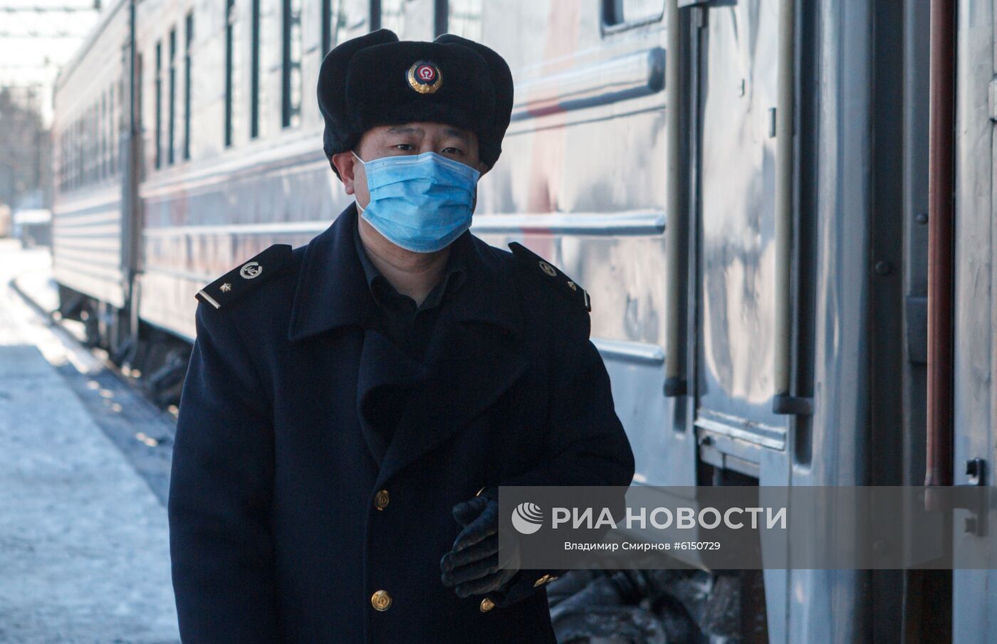 Проводник у вагона поезда Пекин-Москва на железнодорожном вокзале Иркутск-Пассажирский. Пресс-служба ОАО "РЖД" сообщила о приостановке с 31 января до 1 марта 2020 года движения пассажирских поездов через отдельные пункты пропуска на границе с Китаем с сохранением железнодорожного сообщения на маршруте Москва - Пекин в связи со вспышкой коронавируса. Место: Россия, Иркутск. Автор: Владимир Смирнов/РИА Новости. Ж/д сообщение между Россией и Китаем ограничили одним поездом