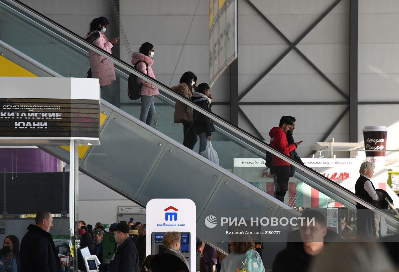 Российские туристы, прилетевшие из Китая, в аэропорту Владивостока