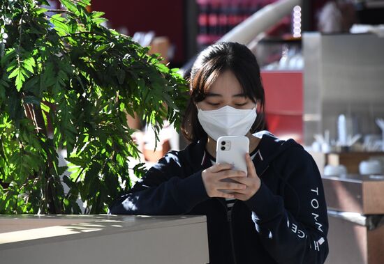 Российские туристы, прилетевшие из Китая, в аэропорту Владивостока