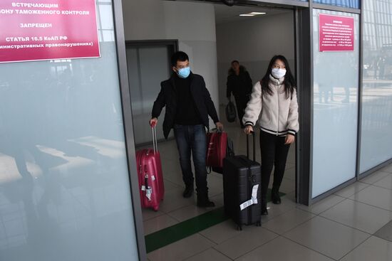 Российские туристы, прилетевшие из Китая, в аэропорту Владивостока
