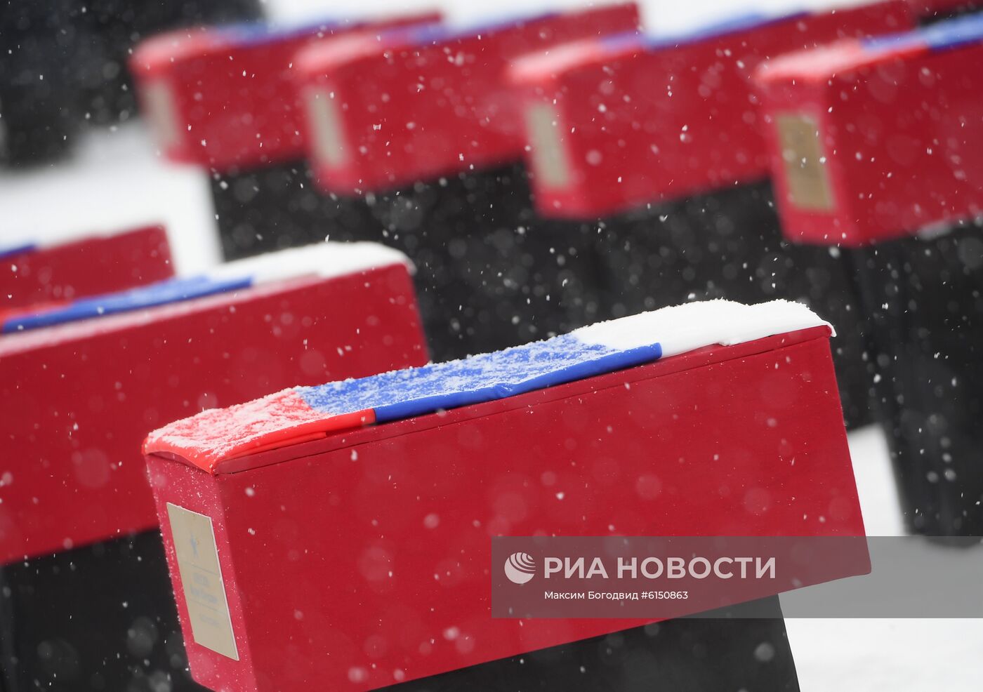 Церемония захоронения в братской могиле бойцов лыжного батальона