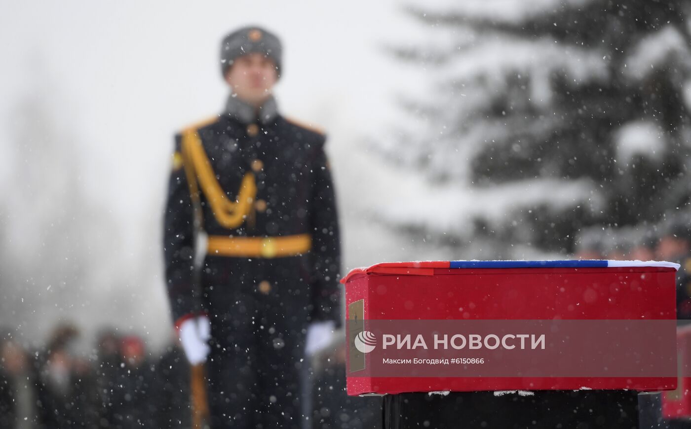 Церемония захоронения в братской могиле бойцов лыжного батальона