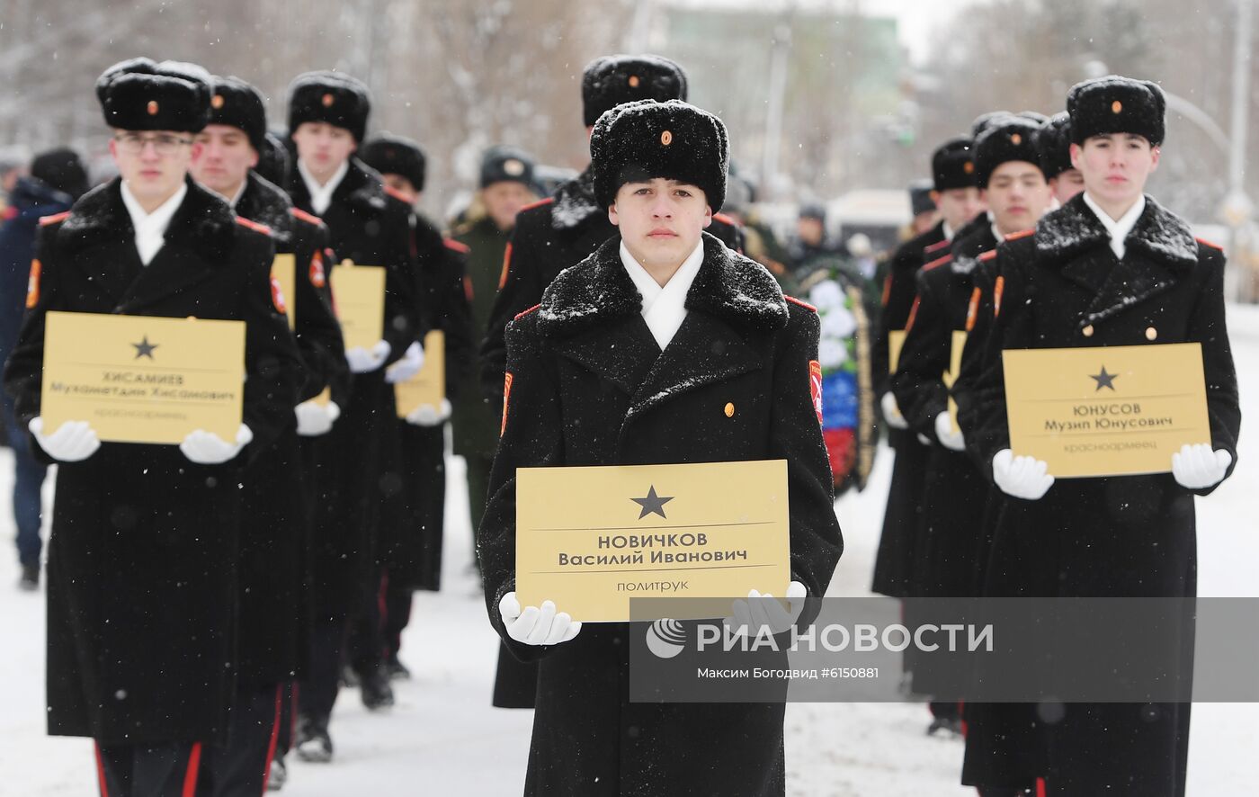 Церемония захоронения в братской могиле бойцов лыжного батальона