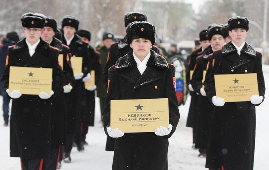 Церемония захоронения в братской могиле бойцов лыжного батальона