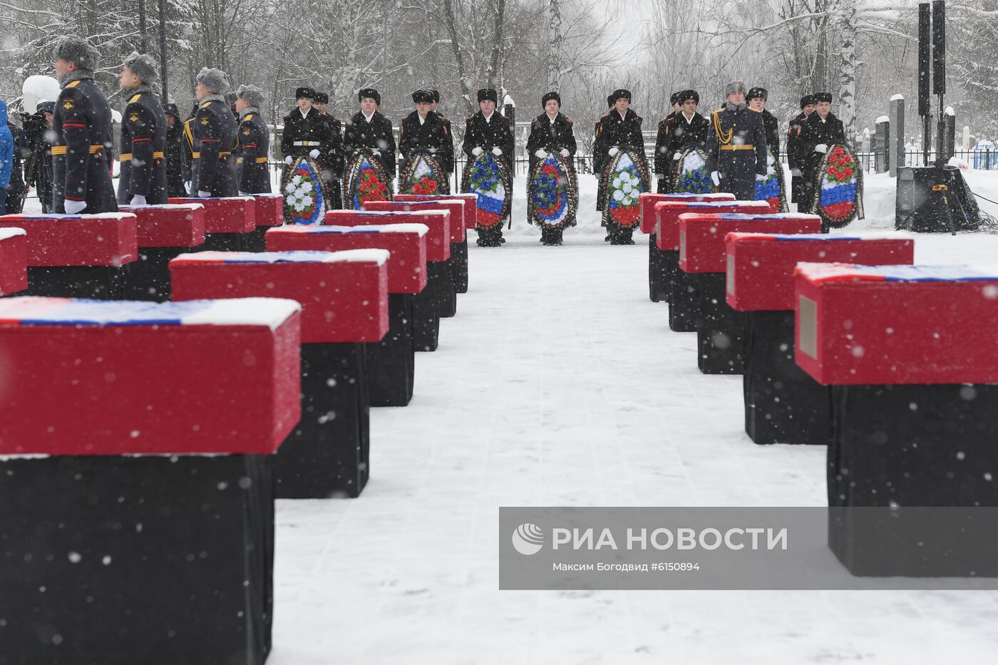 Церемония захоронения в братской могиле бойцов лыжного батальона