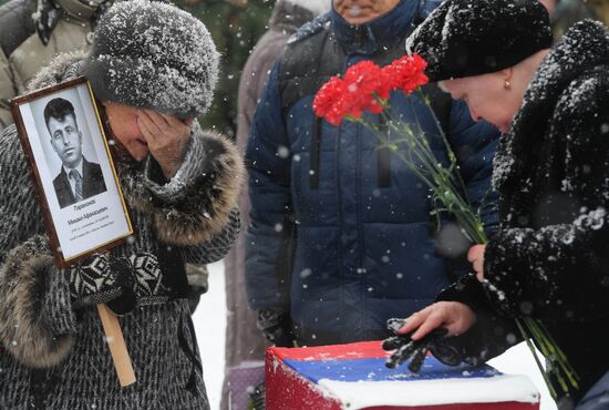 Церемония захоронения в братской могиле бойцов лыжного батальона