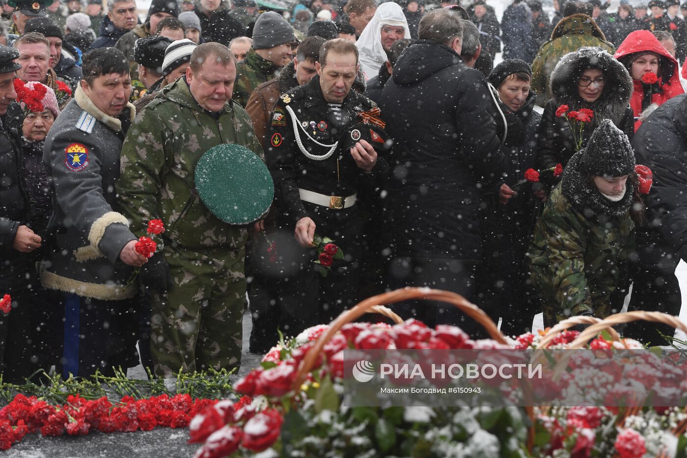 Церемония захоронения в братской могиле бойцов лыжного батальона