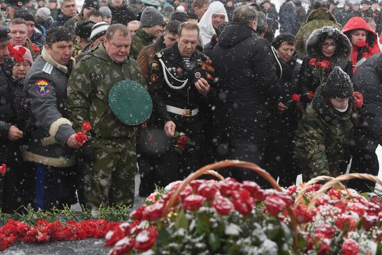 Церемония захоронения в братской могиле бойцов лыжного батальона