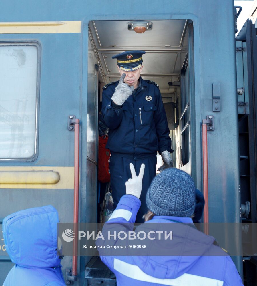 Медицинская бригада у вагона поезда Пекин - Москва на железнодорожном вокзале Иркутск-Пассажирский. Пресс-служба ОАО "РЖД" сообщила о приостановке с 31 января до 1 марта 2020 года движения пассажирских поездов через отдельные пункты пропуска на границе с Китаем с сохранением железнодорожного сообщения на маршруте Москва - Пекин в связи со вспышкой коронавируса. Место: Россия, Иркутск. Автор: Владимир Смирнов/РИА Новости. Ж/д сообщение между Россией и Китаем ограничили одним поездом