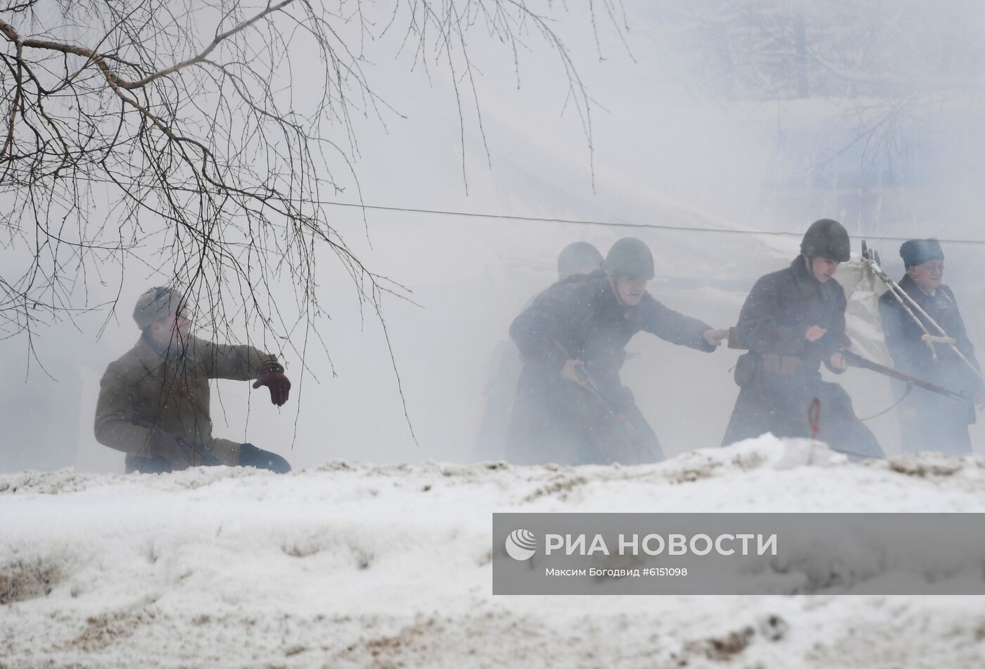 Церемония захоронения в братской могиле бойцов лыжного батальона