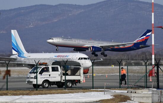 Российские туристы, прилетевшие из Китая, в аэропорту Владивостока