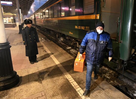 Прибытие поезда Пекин-Москва в Красноярск02_01 Наймушин - Поезд ЕФ