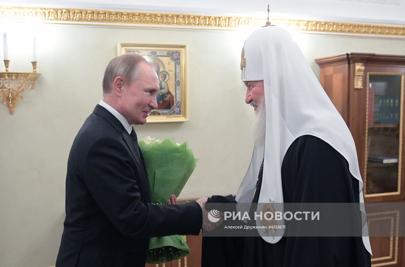 Президент РФ В. Путин поздравил патриарха Кирилла с 11-й годовщиной интронизации