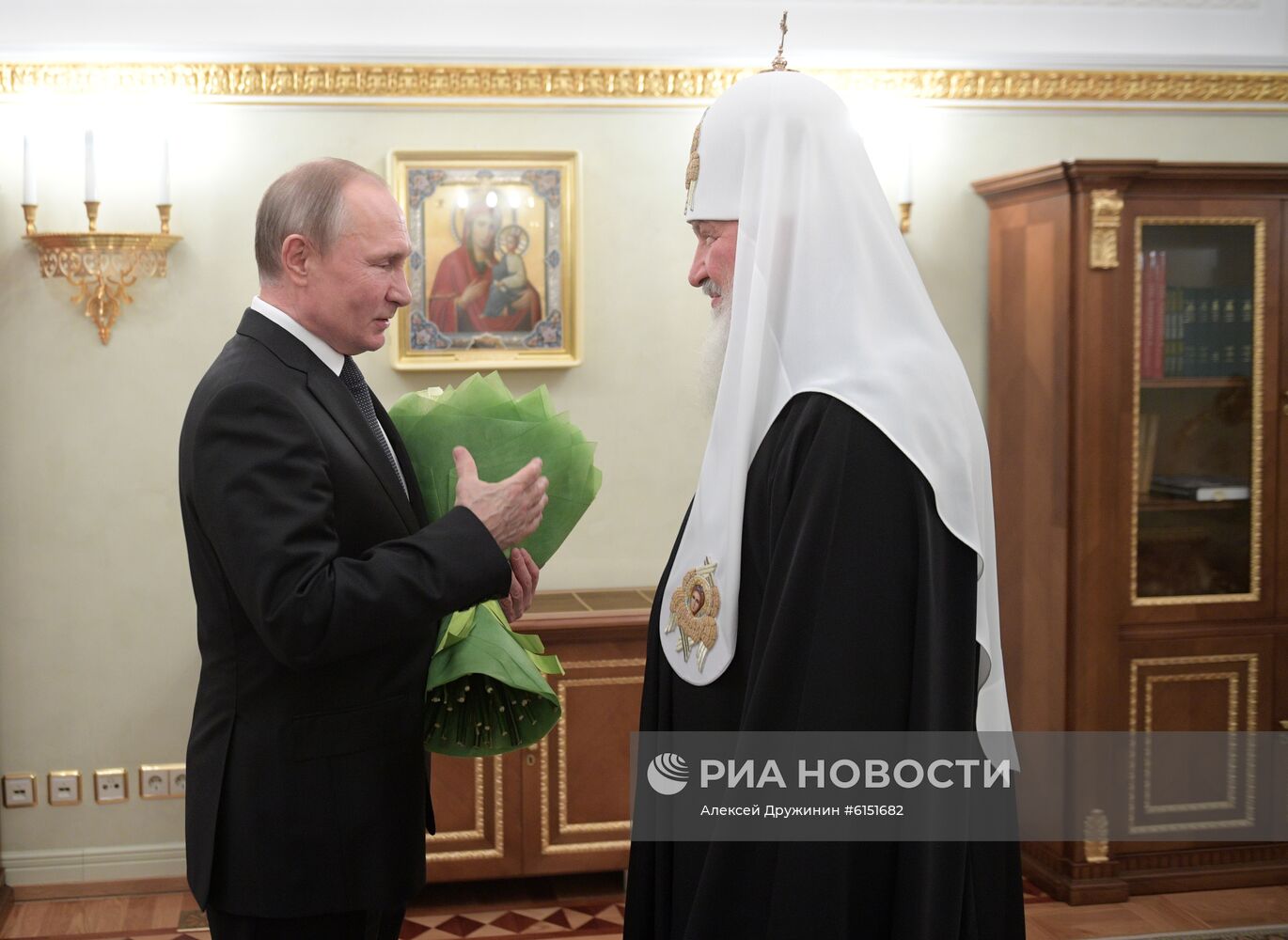 Президент РФ В. Путин поздравил патриарха Кирилла с 11-й годовщиной интронизации