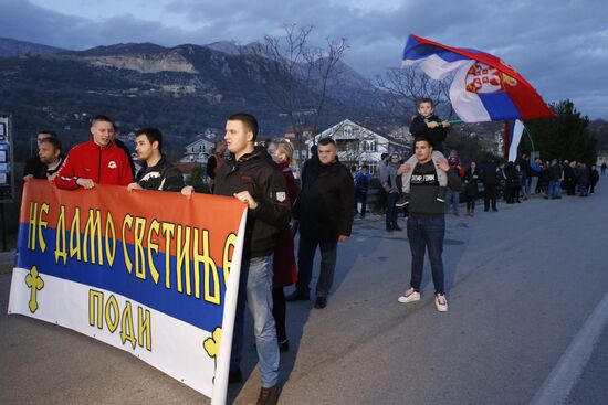 Мирное шествие в защиту прав Сербской православной церкви в Черногории