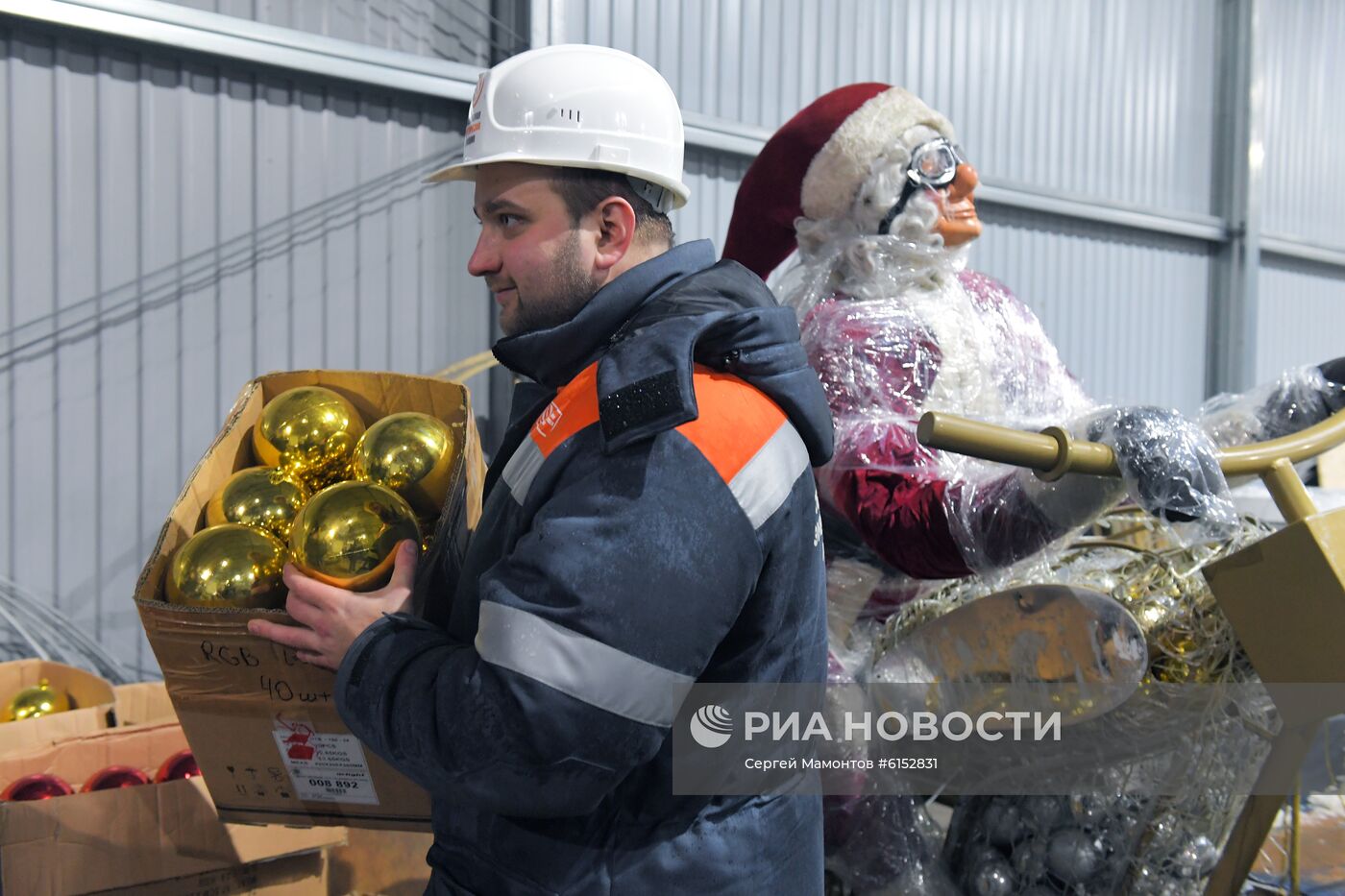 Демонтаж новогоднего оформления Москвы