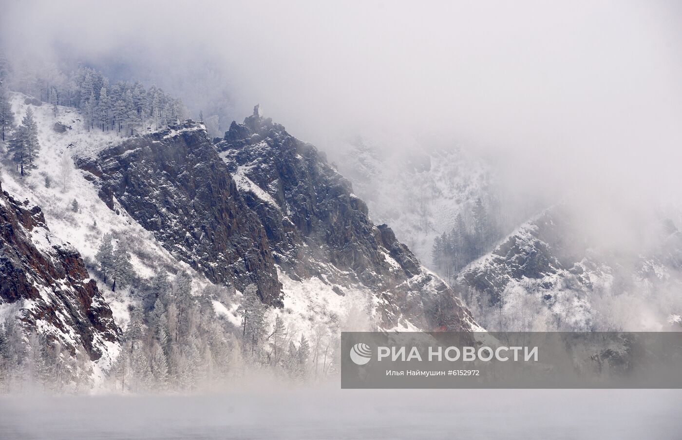 Скала Монах в морозном тумане на реке Енисей в окрестностях города Дивногорск в Красноярском крае. Место: Россия, Красноярский край. Автор: Илья Наймушин/РИА Новости. Река Енисей в Красноярском крае