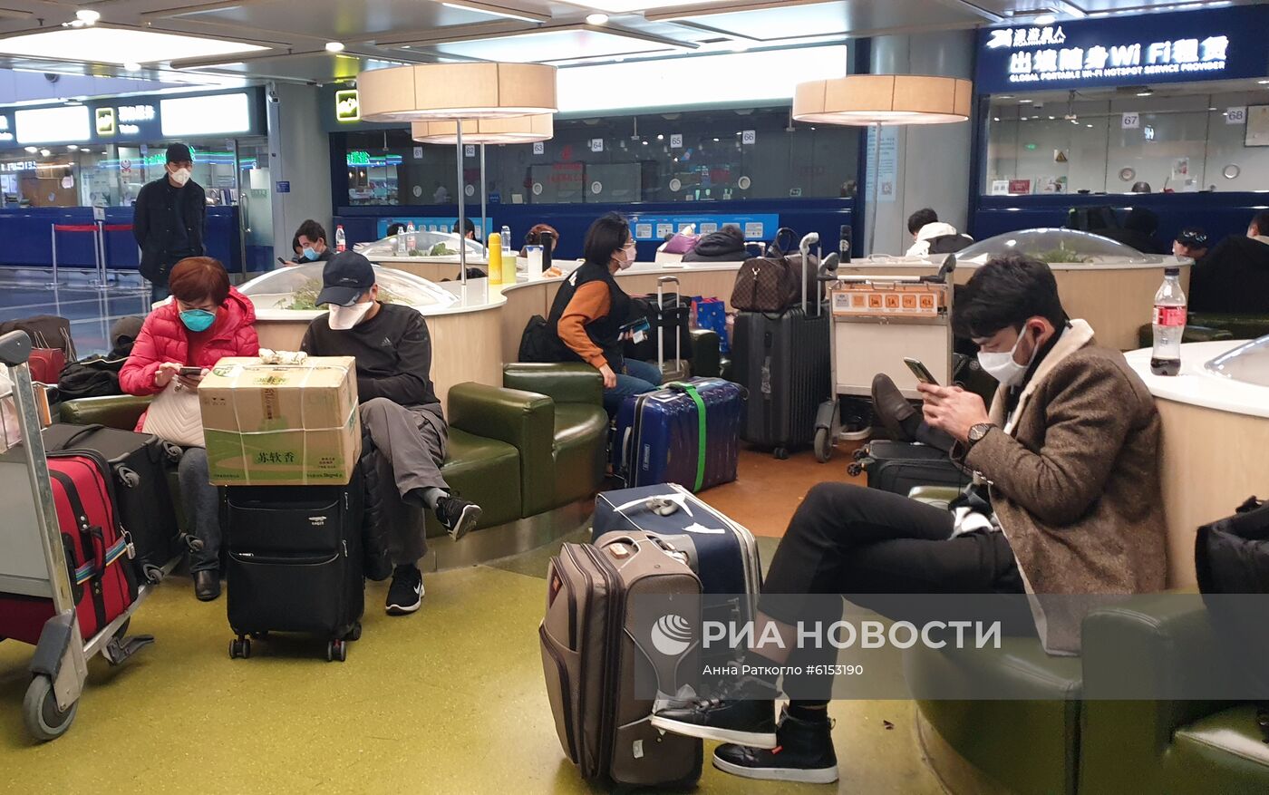 Туристы в аэропорту Пекина