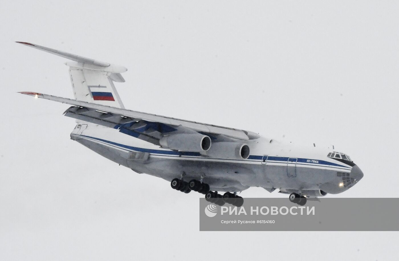 Прибытие первого военного самолета из Уханя в тюменский аэропорт