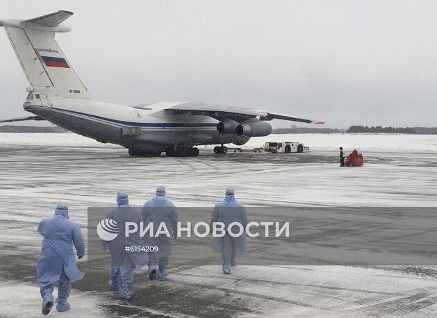 Прибытие первого военного самолета из Уханя в тюменский аэропорт