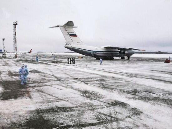 Прибытие первого военного самолета из Уханя в тюменский аэропорт
