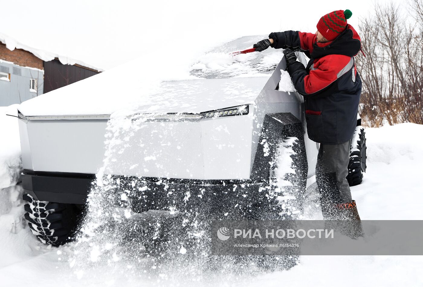 Блогеры из Новосибирска построили Tesla Cybertruck на базе УАЗа