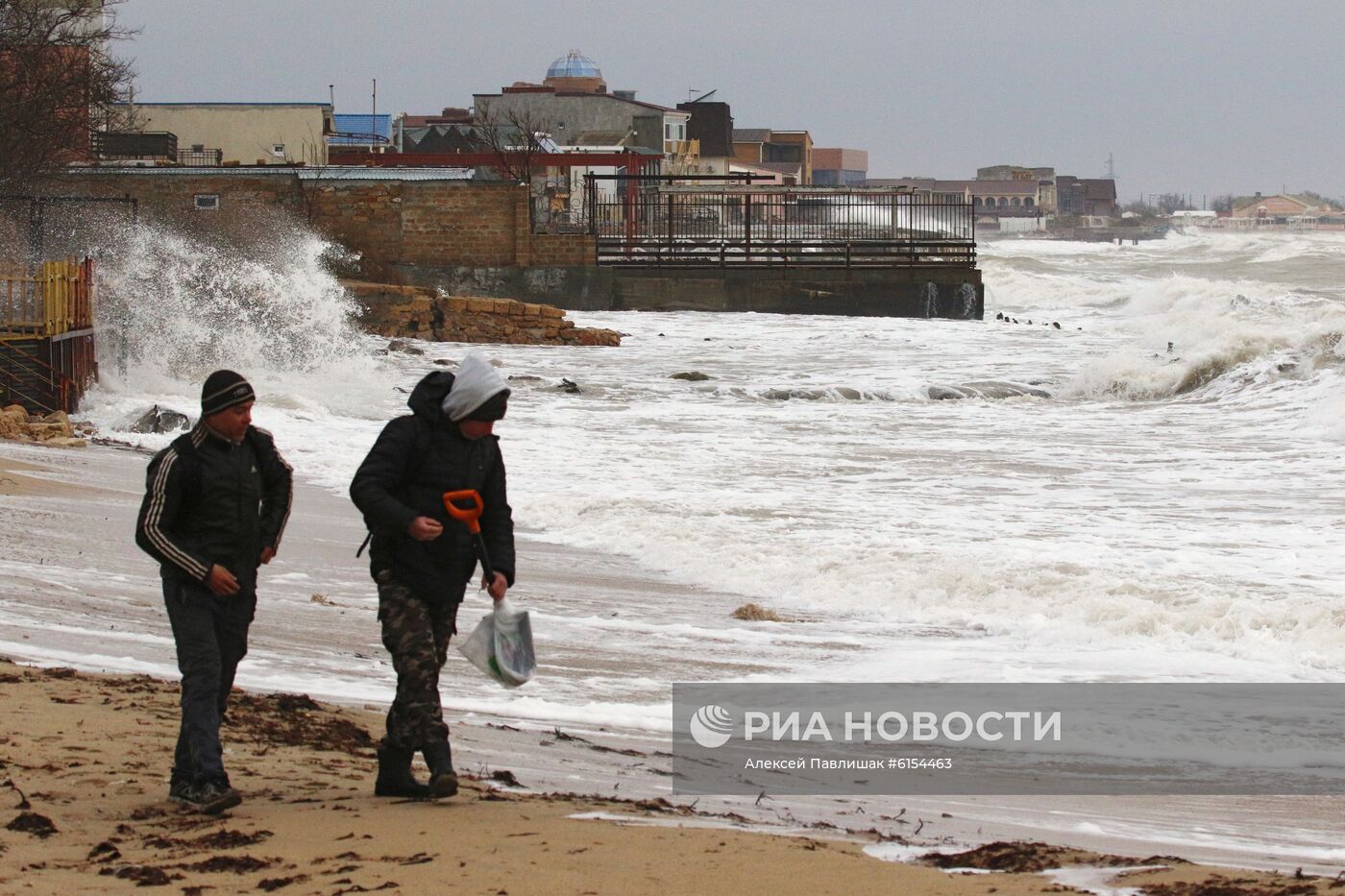 Шторм в Евпатории