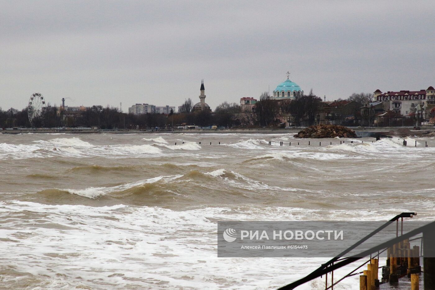 Шторм в Евпатории