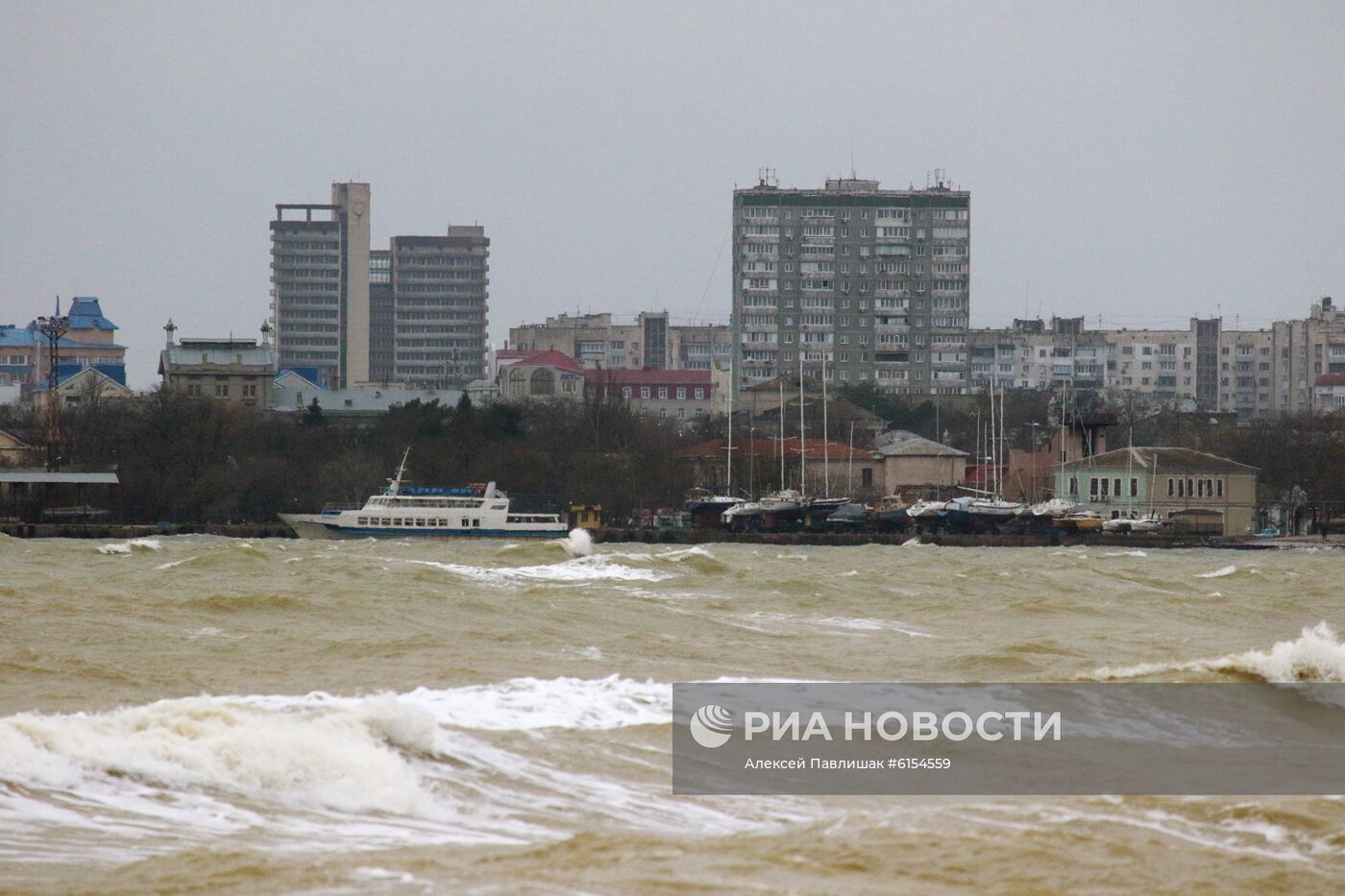 Шторм в Евпатории