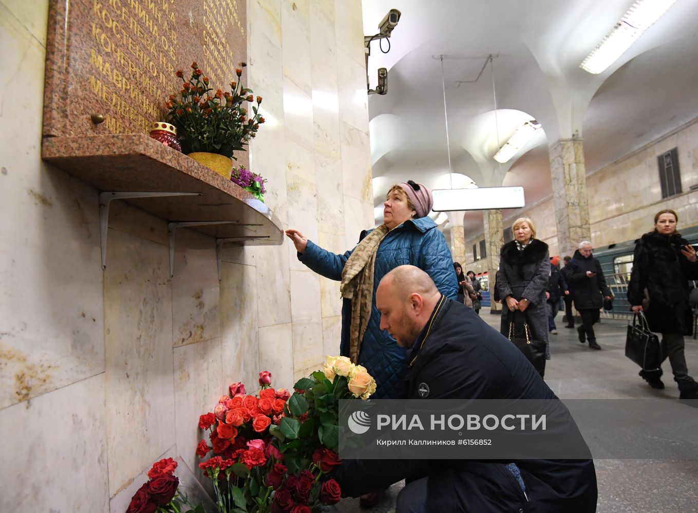 Цветы в память о жертвах теракта в московском метро в 2004 году