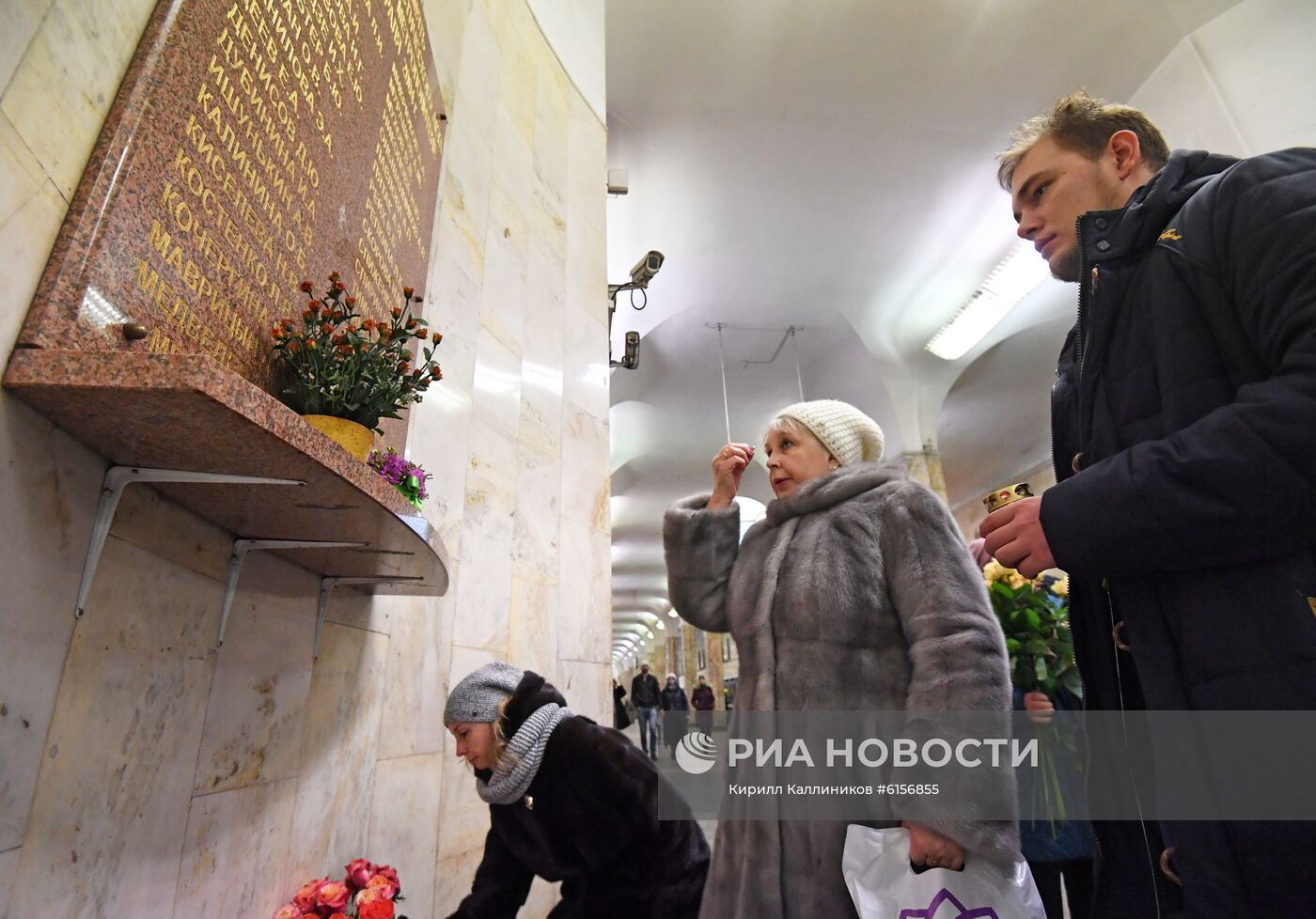 Цветы в память о жертвах теракта в московском метро в 2004 году