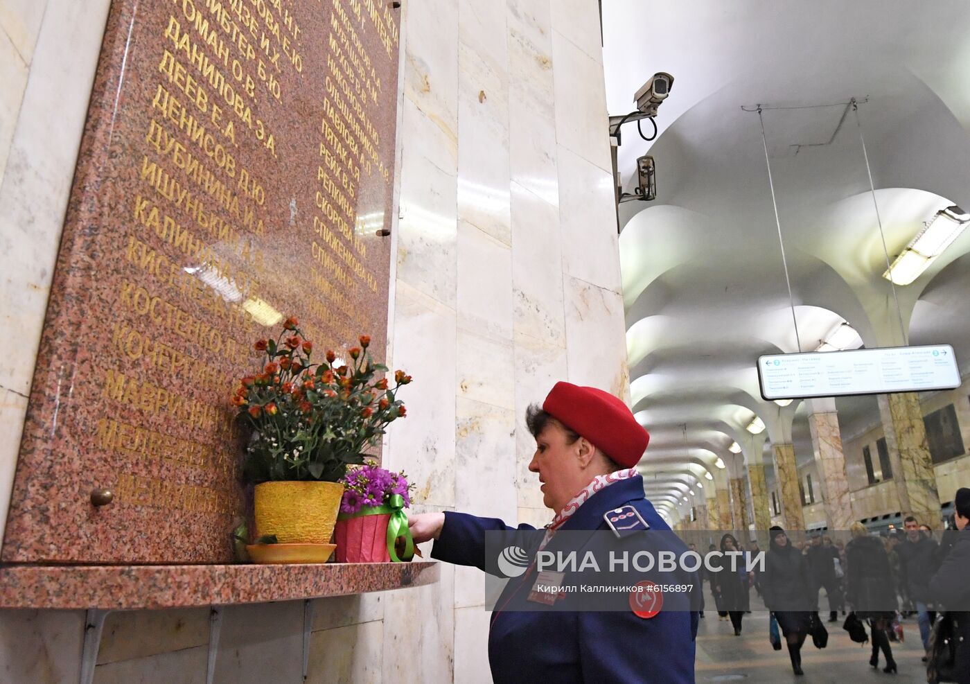 Цветы в память о жертвах теракта в московском метро в 2004 году