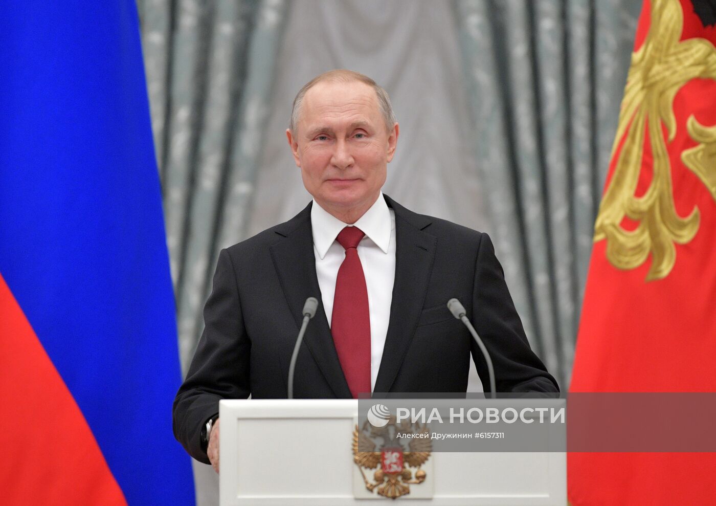 Президент РФ В. Путин вручил в Кремле президентские премии в области науки и инноваций
